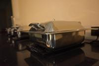 瓦拉纳西Hotel dayss Inn的炉子上放着一排平底锅