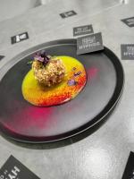 - un dessert sur une assiette noire dans l'établissement Hotel Hypnos, à San Giorgio del Sannio