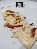 deux parts de pizza sur une assiette blanche dans l'établissement Hotel Hypnos, à San Giorgio del Sannio