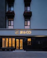 een winkelpui van een gebouw met een bord erop bij North Bund 681 in Shanghai