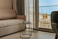 sala de estar con sofá y mesa frente a una ventana en Regional Hotel by NEU Collective, en Il-Gżira