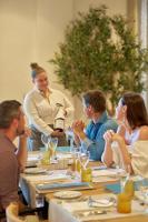 um grupo de pessoas sentadas à mesa em PortoBay Blue Ocean em Albufeira