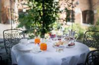 een witte tafel met eten en drinken erop bij San Clemente Palace Venice in Venetië