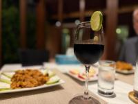 Una copa de vino tinto con una lima encima en Suncoral Maldives, en Kondey