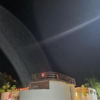 un edificio con un balcón encima por la noche en Suncoral Maldives, en Kondey