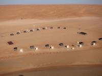 una vista aérea de un desierto con coches aparcados en Desert Retreat Camp, en Al Wāşil