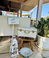 Un viejo baúl sobre una mesa con un cartel. en residenza il capitano, en Roseto degli Abruzzi