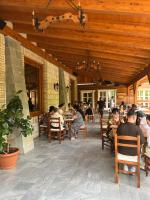 un grupo de personas sentadas en mesas en un restaurante en Hotel - Resort Vellezerit Doka, en Klos