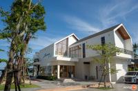 Un edificio blanco con un coche aparcado delante. en Seava Beach, en Ban Pak Nam Pak Duat