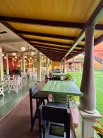 Un patio con una mesa y sillas en un edificio. en Hamilton Beach Villa, en Wattala