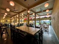 comedor con mesa, sillas y luces en Hamilton Beach Villa, en Wattala