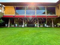 Un edificio con un césped verde delante. en Hamilton Beach Villa, en Wattala