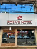 Un cartel del hotel Rogas en el frente de una tienda en Rosa&#39;s Hotel, en Toledo
