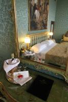 a bedroom with two sinks and a bed with a mirror at Hotel Palazzo Abadessa in Venice