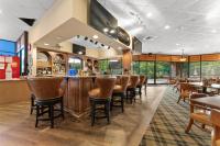 Restaurace v ubytování Couples Condo Retreat Overlooking Golf Course