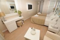 TV a/nebo společenská místnost v ubytování Alesta Yacht Hotel