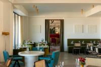 un restaurante con sillas y mesas azules y mesa en Stars by Castor & Pollux, en Tiflis