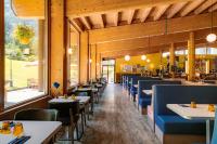 シャモニー・モンブランにあるBig Sky Hotel & Spaのダイニングルーム(テーブル、青い椅子付)