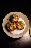 シャモニー・モンブランにあるBig Sky Hotel & Spaのテーブルの上に野菜が添えられた料理の皿