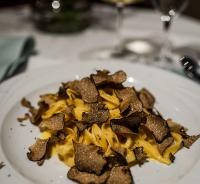 ein weißer Teller mit Lebensmitteln auf einem Tisch in der Unterkunft Appartementanlage am Arnumer See in Hemmingen