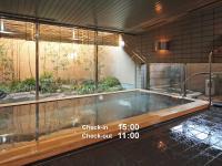 un jacuzzi en el medio de una habitación en Mitsui Garden Hotel Okayama, en Okayama