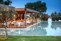 un complexe avec piscine et restaurant dans l'établissement Golf & Sea Residence Is Molas, à Pula