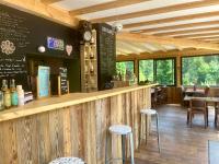 um bar em um restaurante com cadeiras e mesas em Domaine de Rozan - Col de Porte, Chartreuse - Grenoble em Sarcenas