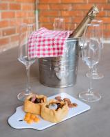 een tafel met twee wijnglazen en een bord eten bij Hi-Pima Boutique Hotel in Kigali