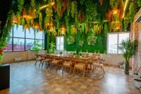 リシケーシュにあるHotel Relax Inn Ganga Rishikeshの長いテーブルと椅子のあるダイニングルーム