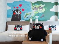 Un dormitorio con una cama con una almohada de oso. en Mitsui Garden Hotel Kumamoto, en Kumamoto