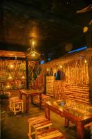 ウダワラウェにあるChill Innの木製テーブルとベンチ付きのお部屋