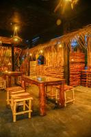 ウダワラウェにあるChill Innのテーブルとベンチが備わった丸太小屋