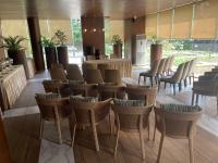 een restaurant met stoelen en tafels in een ruimte bij LCH Fitness in Indore