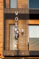 クルジュ・ナポカにあるVolotel SkyWayの側面に時計がある建物
