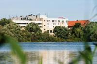 Un gran edificio blanco al lado de una gran masa de agua. en IntercityHotel Stralsund, en Stralsund