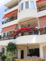 un edificio de apartamentos con flores en los balcones en Apartments Grabovica, en Bar