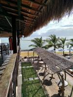 Toca da Ilha في إيتاريما: شاطئ فيه كراسي ومظلة ومحيط