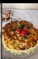 un pastel con fresas encima de la mesa en Hotel Ratskeller, en Neustadt