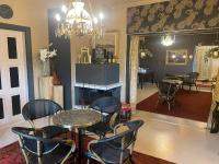 Hotel Merikruunu في Dragsfjärd: غرفة طعام مع طاولة وكراسي ومدفأة