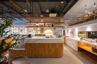 un restaurante con barra en una habitación en The Moment, en Bangkok