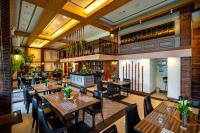 Un restaurante con mesas y sillas en una sala. en The Isabelle Hotel, en Naga