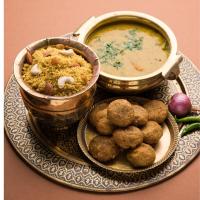 un plato con un tazón de sopa y un plato de comida en Hotel Udaipur Stay at Prime Location, en Udaipur