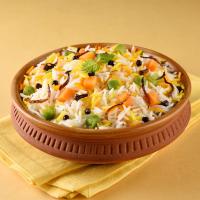 un tazón de arroz y verduras sobre una mesa en Hotel Udaipur Stay at Prime Location, en Udaipur