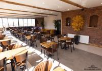 un ristorante con tavoli e sedie e un muro di mattoni di işbilir hotel a Nevşehir