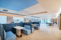 um átrio de escritório com cadeiras e mesas azuis em Hanting Hotel Beijing Zhongguancun Xueyuan Bridge Subway Station em Pequim