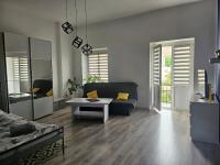 una sala de estar con un sofá y una mesa en Casa de Drzymala, en Świdnica