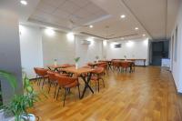 TV a/nebo společenská místnost v ubytování Hotel The Anvi Residency