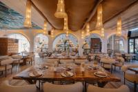 En restaurant eller et andet spisested på NOMMOS Beach RESORT & POOL CLUB