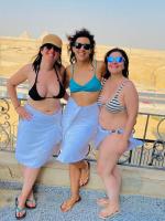 GizaにあるTriangle Pyramids Boutiqueのビキニ姿で写真を撮る3人の女性