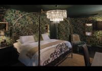 Un dormitorio con una cama y una lámpara de araña. en Carversville Inn, en New Hope